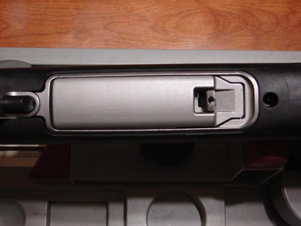 The hinged floorplate fits flush in the stock and is opened via a release cam at the front.